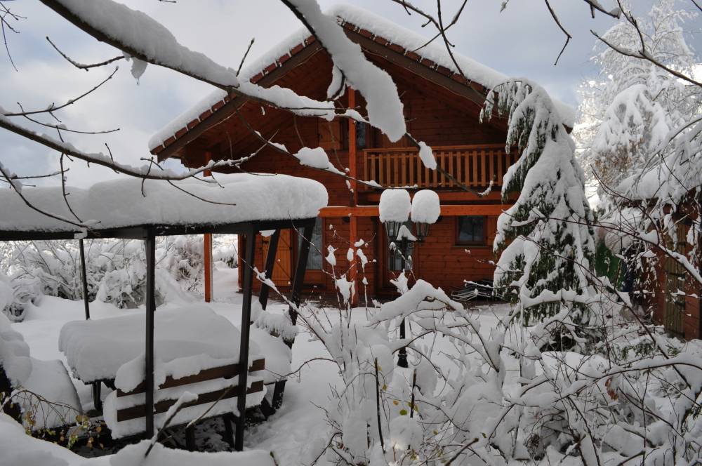 chalet sous la neige