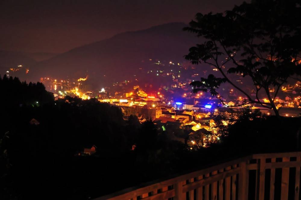 vue de nuit de la terrasse du chalet